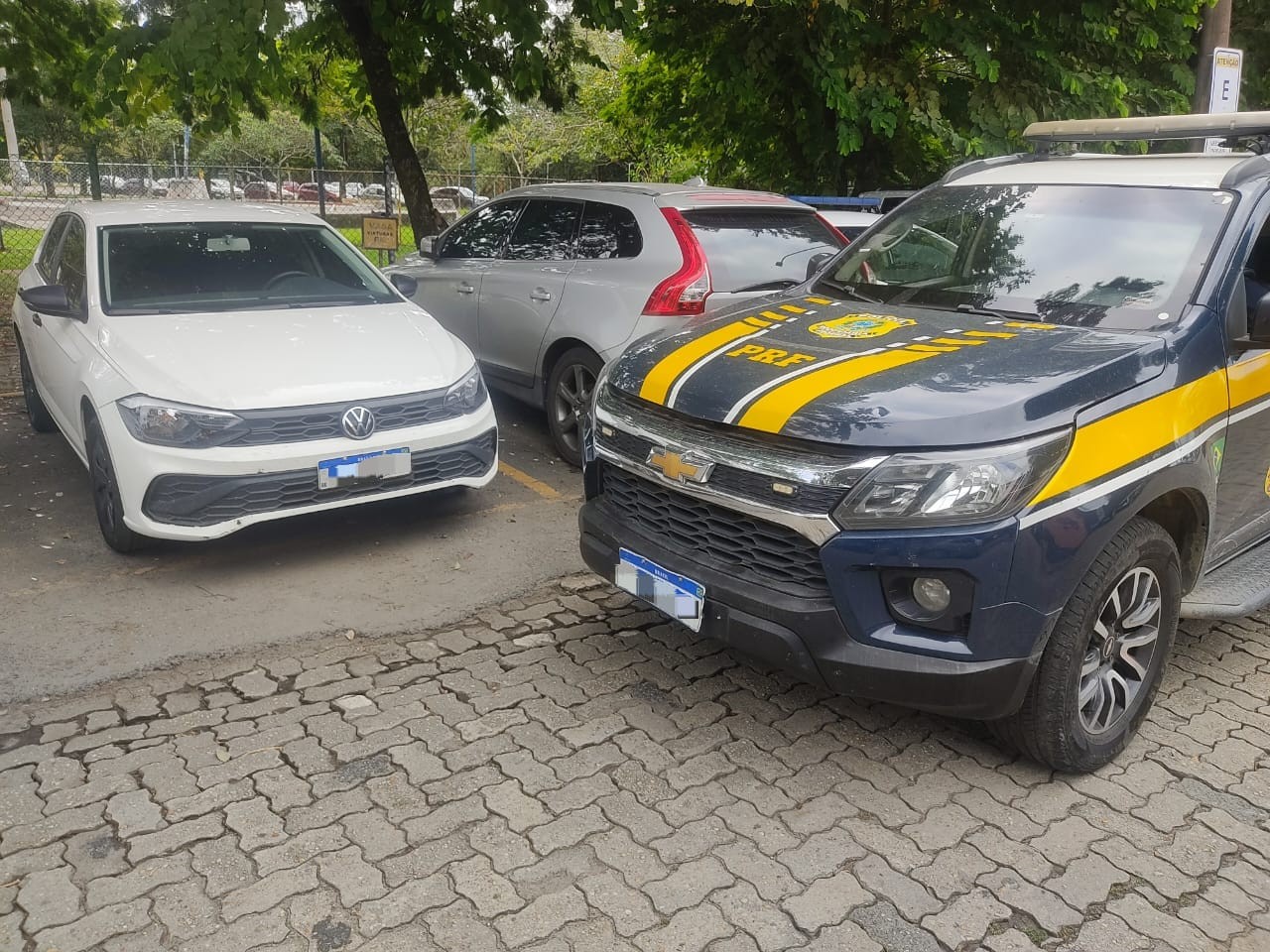 PRF recupera carro de locadora e R$ 10 mil na Via Dutra, em Resende