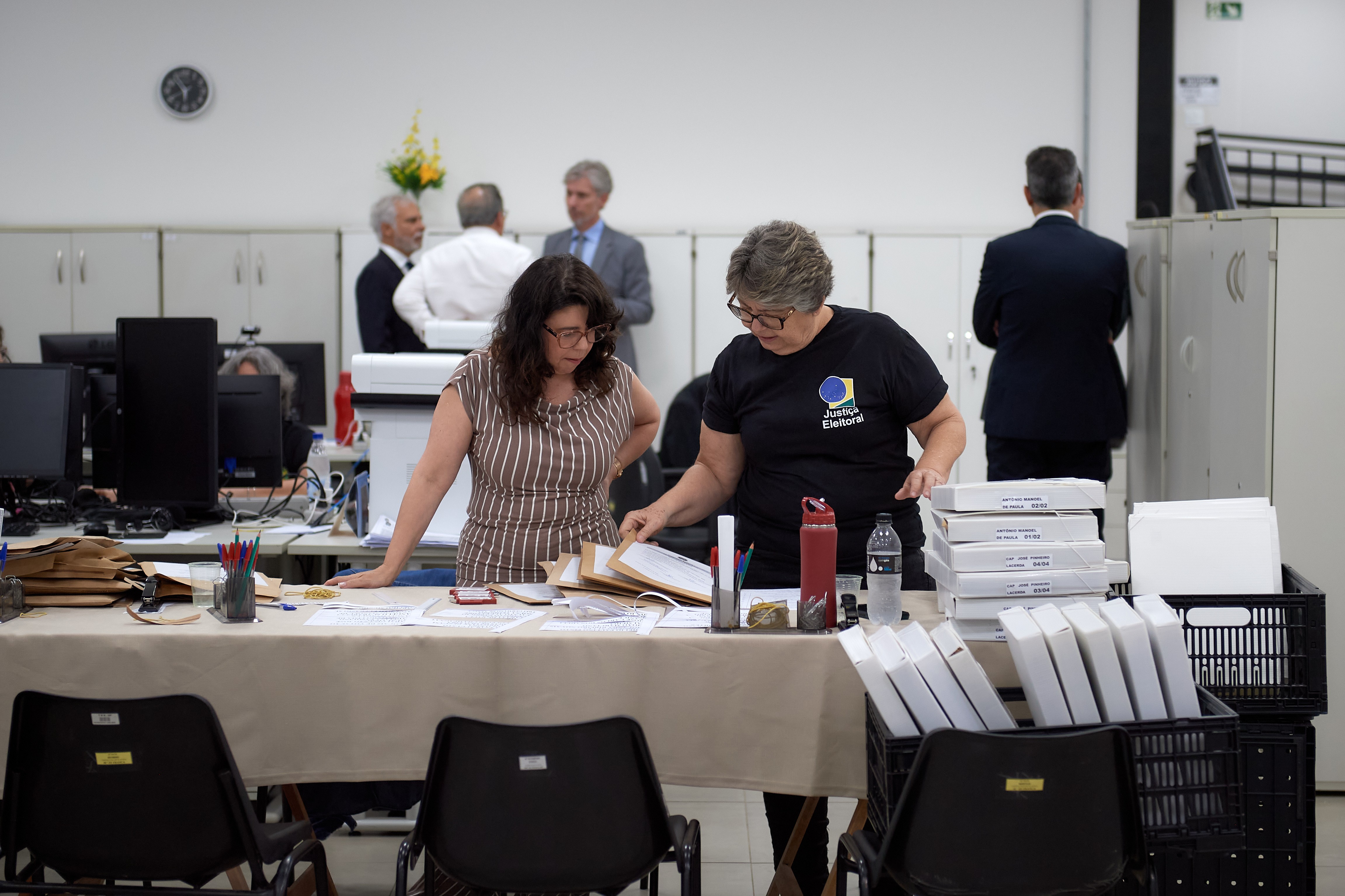 Mídias começam a chegar nos cartórios eleitorais da região; acompanhe apuração