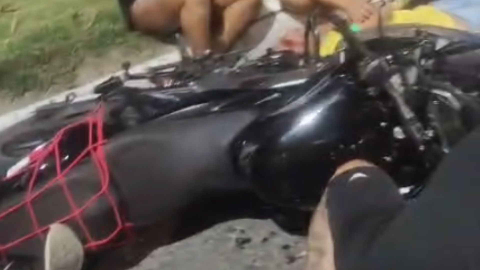 Batida entre motos após invasão de contramão deixa dois jovens mortos na Serra