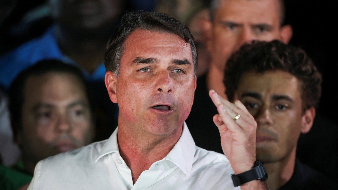 Parlamentares da Argentina pedem investigação sobre possível fuga de Flávio pelo país, diz jornal