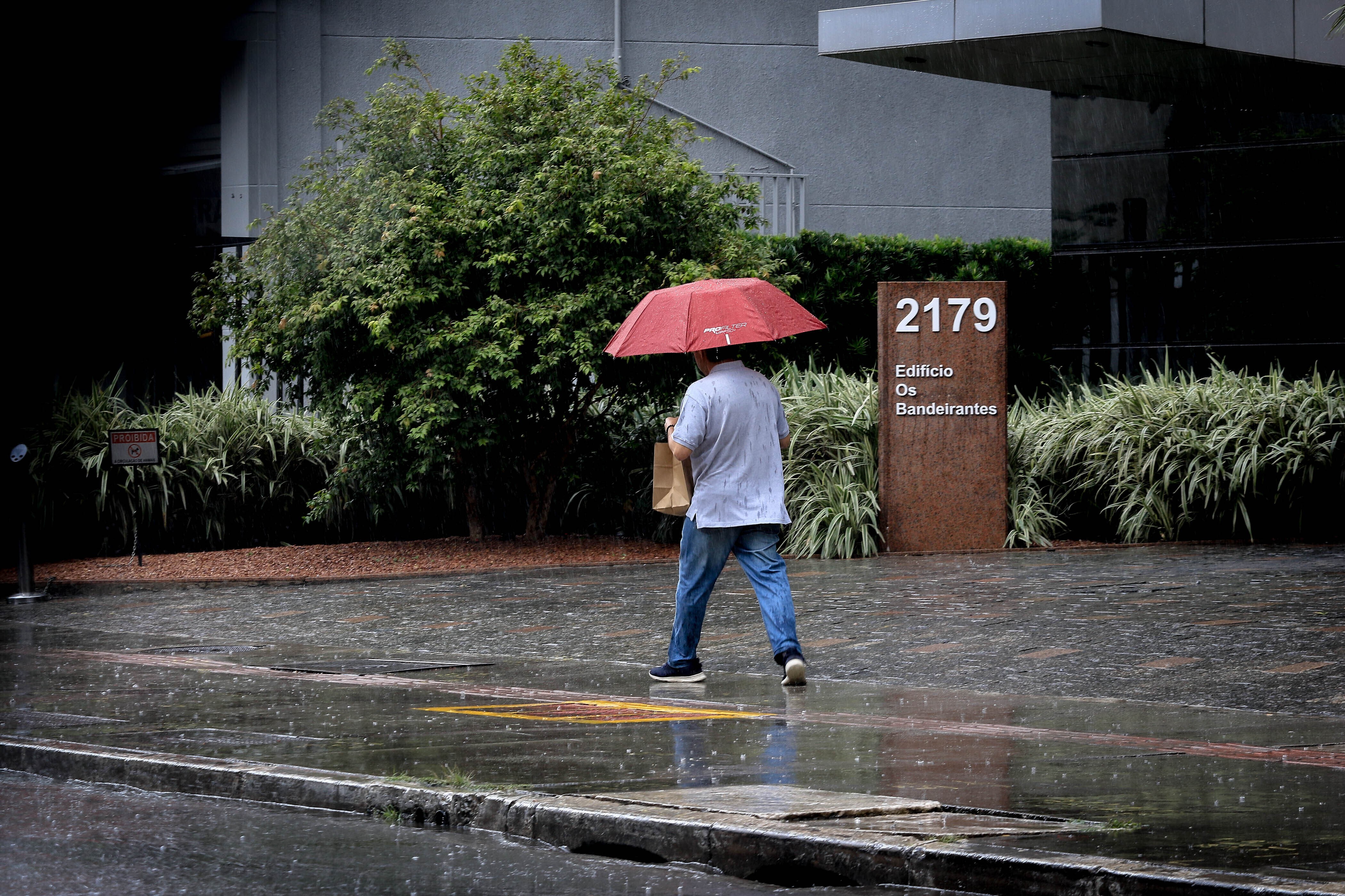 Chuva forte provoca alagamentos na cidade de SP; mais de 50 mil imóveis estão sem luz