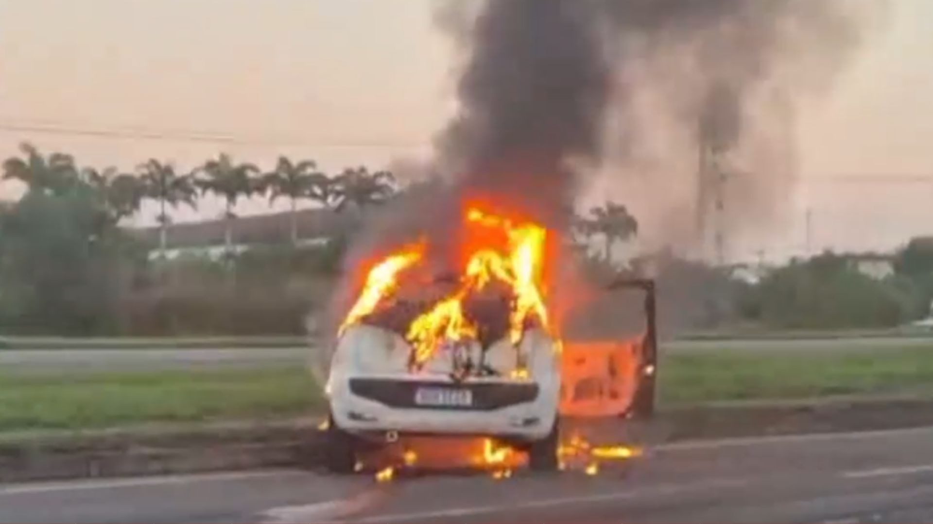 Carro tem pane elétrica, pega fogo e interdita BR-101 em Linhares