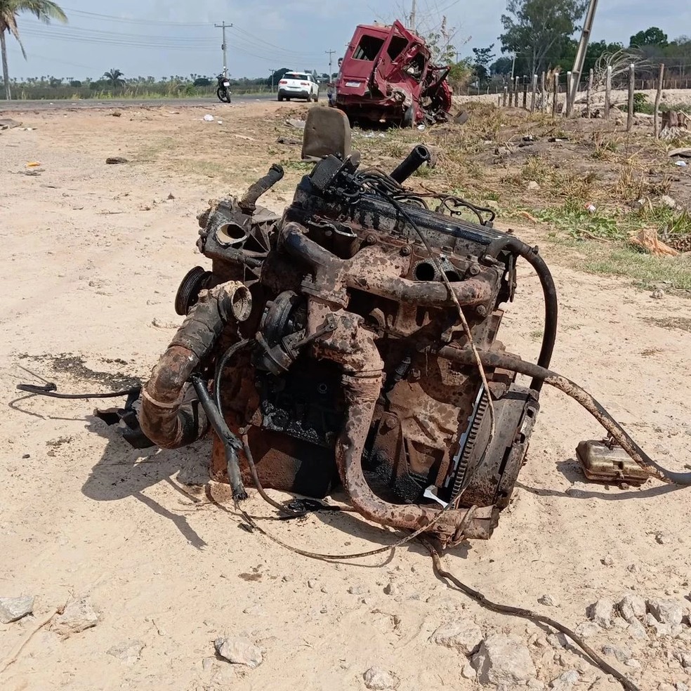 Van e caminhão-baú colidem violentamente, na BR-316, no MA — Foto: Reprodução/Redes sociais