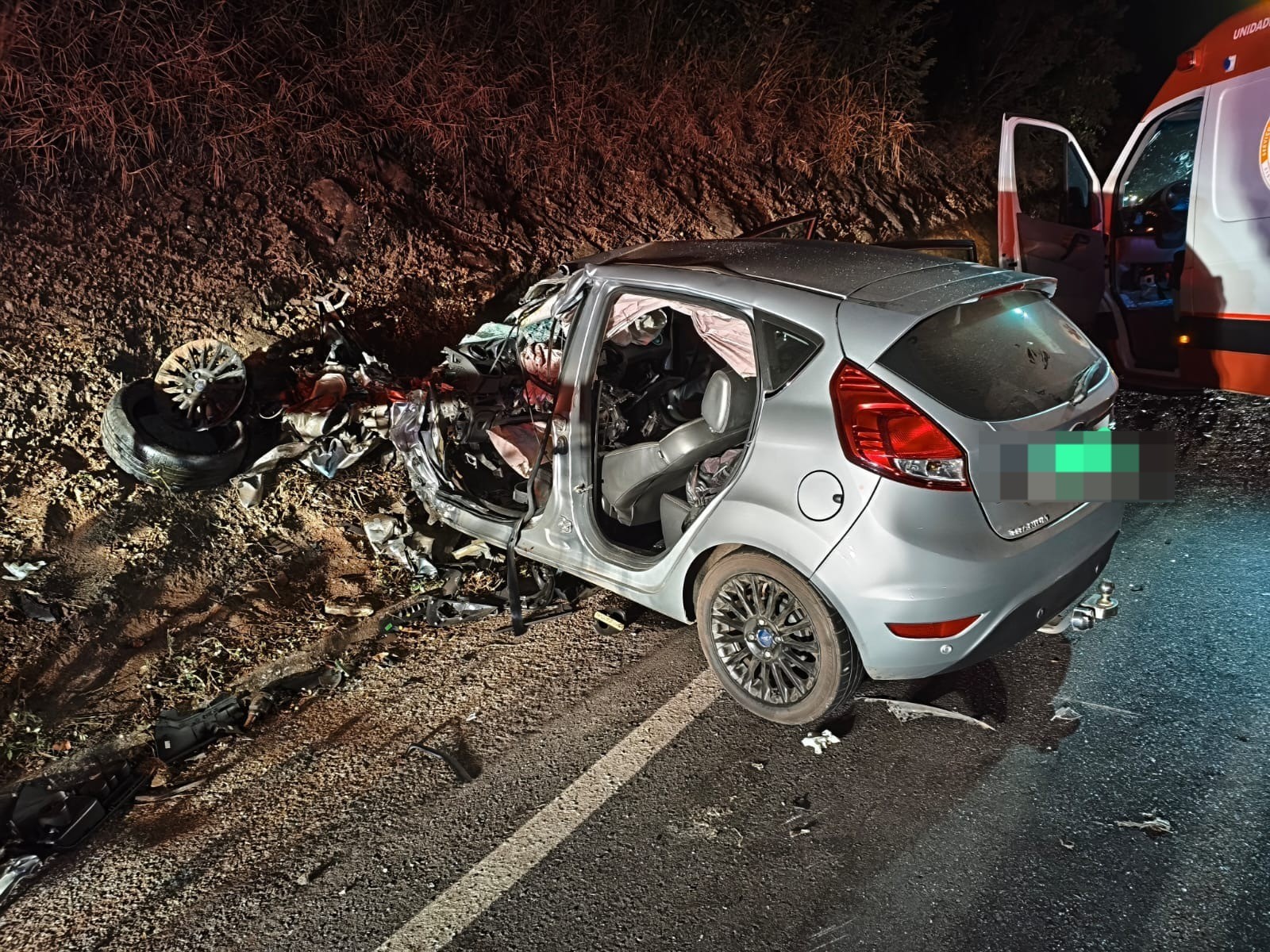 Motorista fica gravemente ferido após carro bater de frente com caminhão na MG-431, entre Pará de Minas e Itaúna