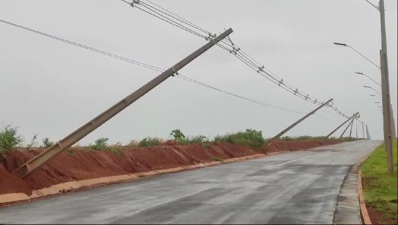 Vídeo: Temporal derruba muro de quartel do exército, tomba postes e deixa rastro de destruição em Ponta Porã