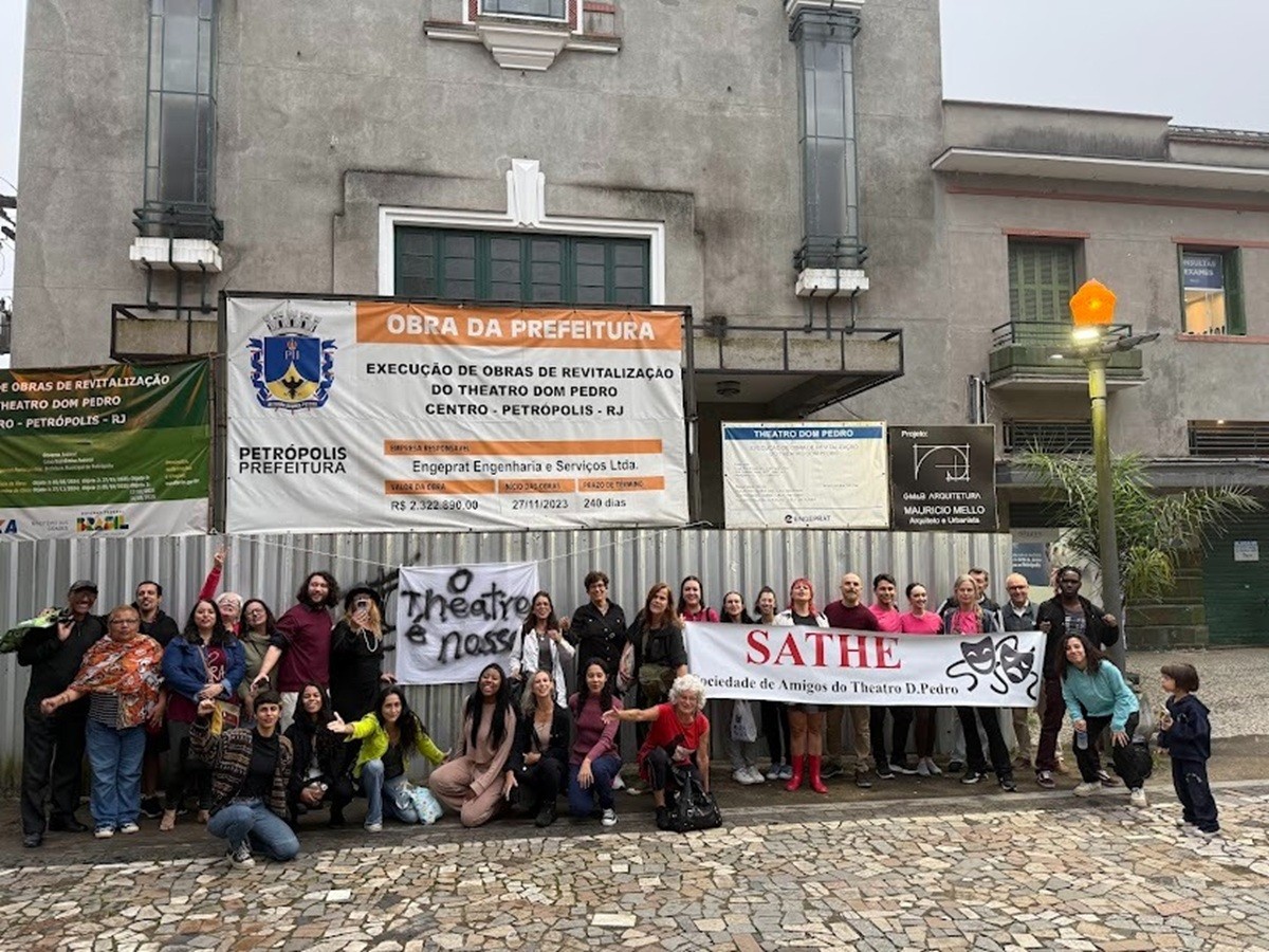 Artistas e moradores de Petrópolis realizam ato pela reabertura do Theatro Dom Pedro