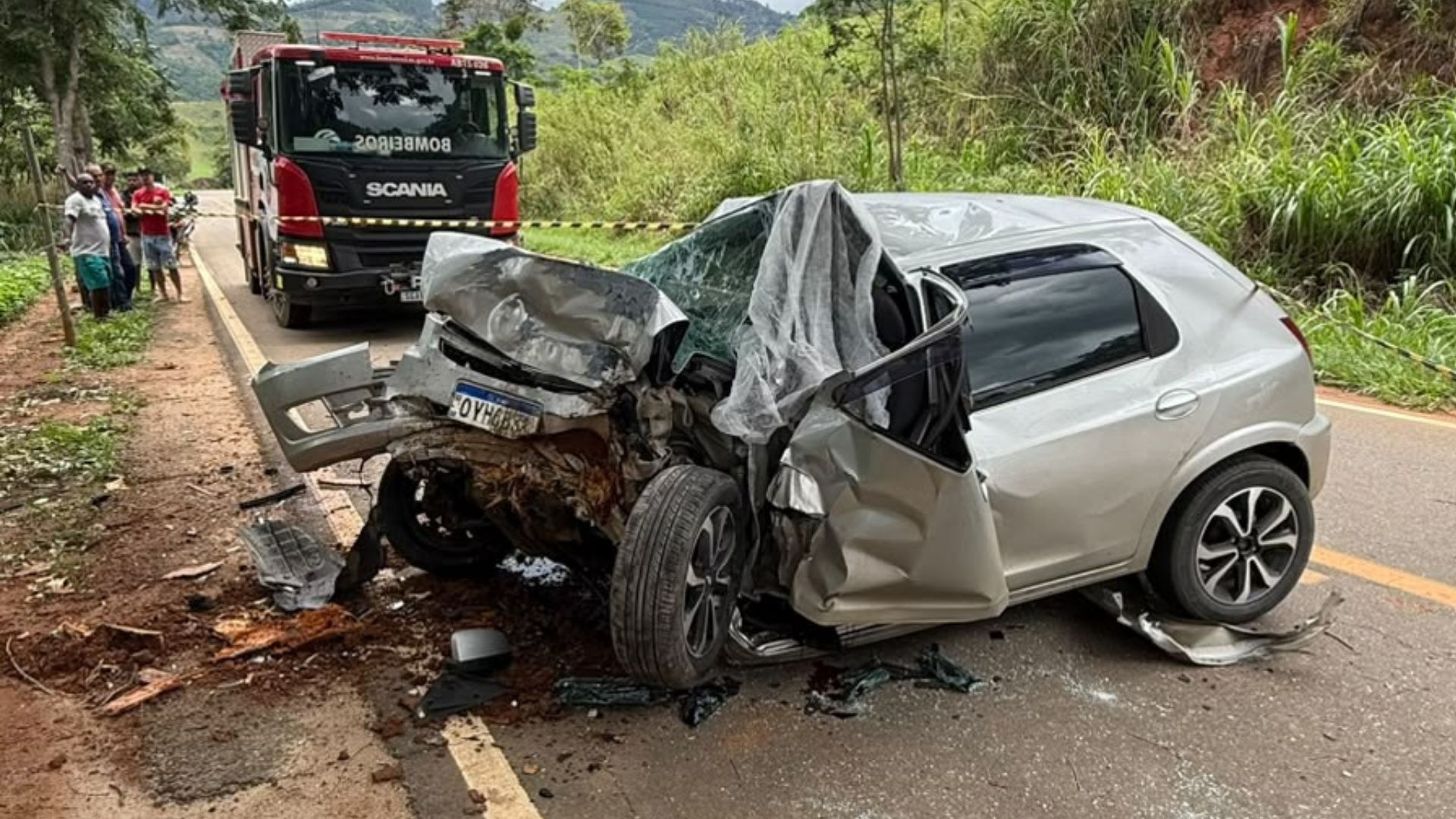 Mecânico morre após carro que dirigia bater em árvores em rodovia do ES