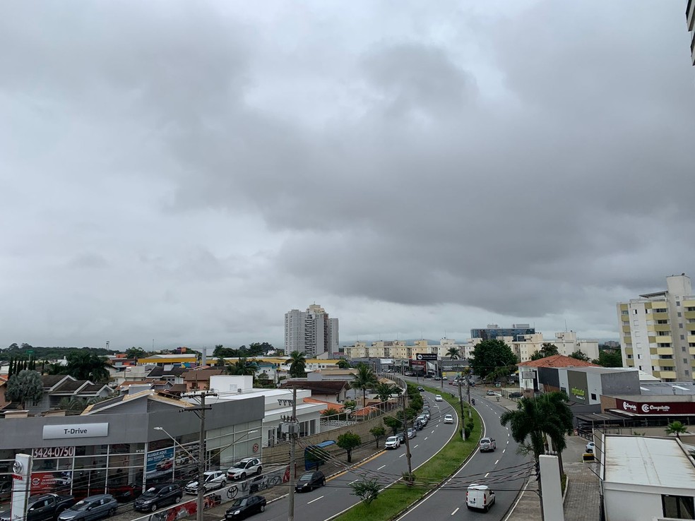 Semana começa com tempo fechado no Vale do Paraíba e região, mas temperaturas devem aumentar nos próximos dias — Foto: Léo Nicolini/g1