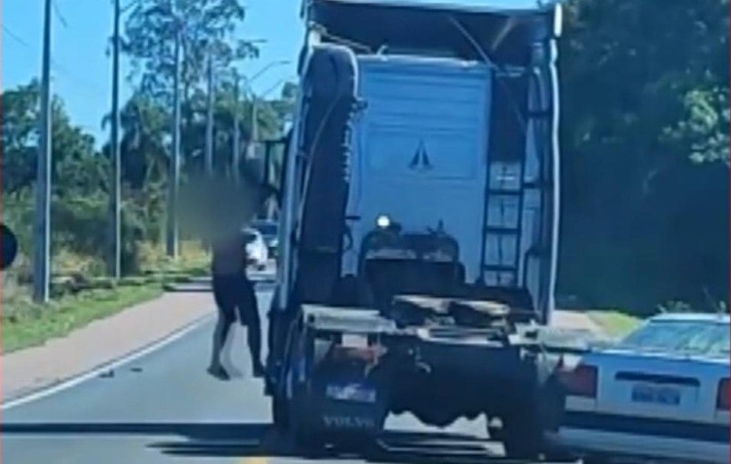 VÍDEO: Caminhão arrasta carro enquanto motorista se pendura na janela e tenta agredir caminhoneiro em Araucária