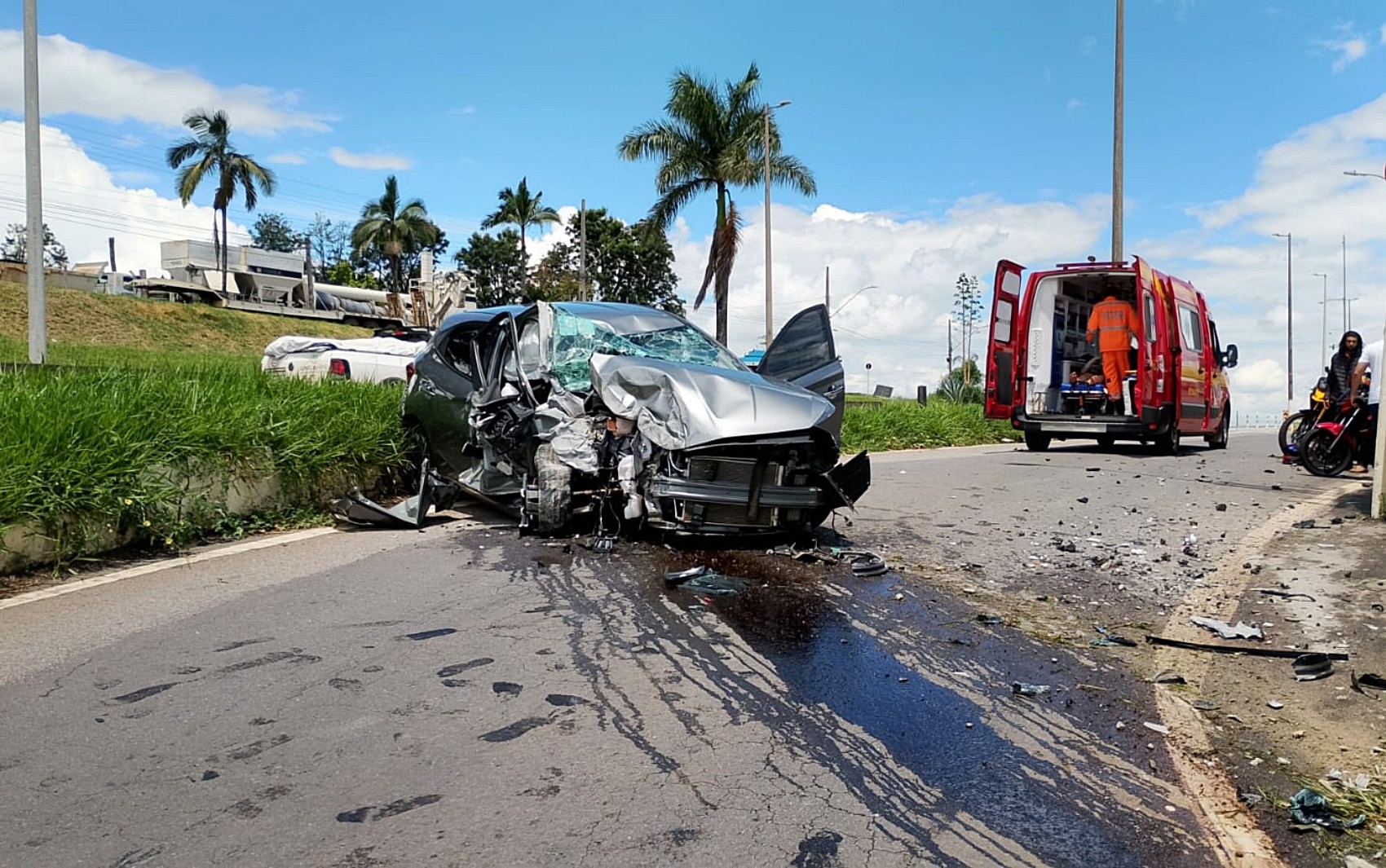 Mulher e criança ficam feridas após carro bater em muro em Varginha; veja outras ocorrências