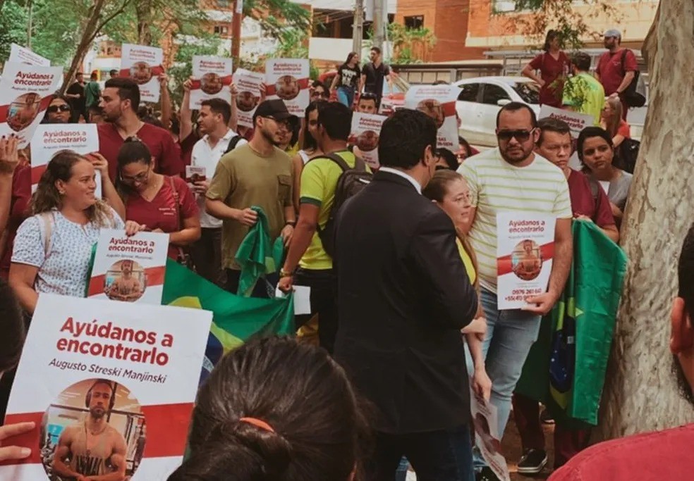 Isabel fez campanhas para tentar conseguir ajuda na busca pelo filho — Foto: Arquivo Pessoal