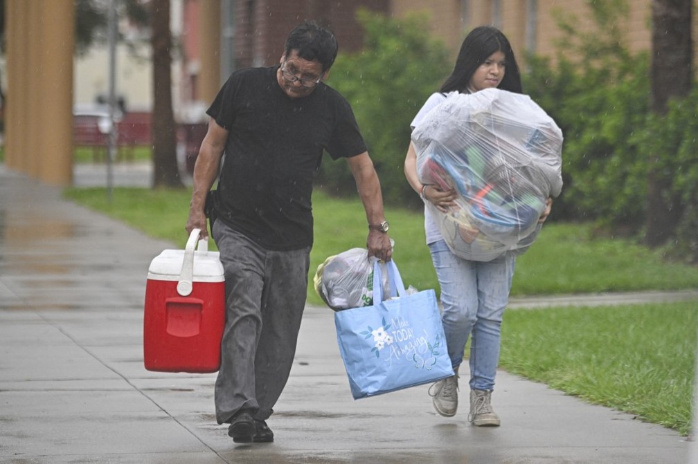 Pessoas chegam a abrigo montado em Bradenton, na Flórida, para moradores das áreas com determinação de evacuação por conta do furacão Milton, em 9 de outubro de 2024. — Foto: Miguel J. Rodriguez Carrillo/ AFP