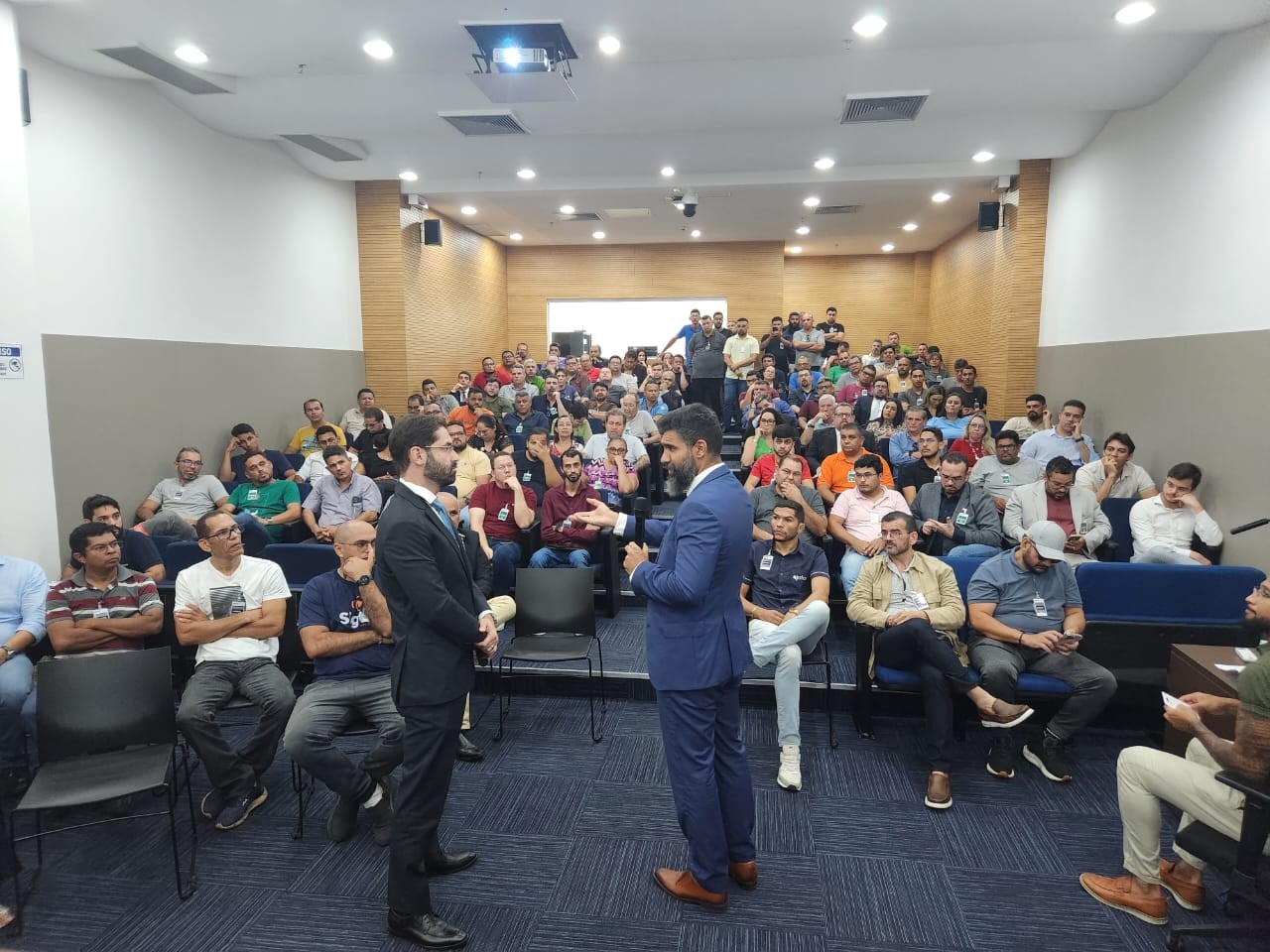 Em audiência, Ministério Público Federal e órgãos definem ações para reorganizar fiação em postes de João Pessoa