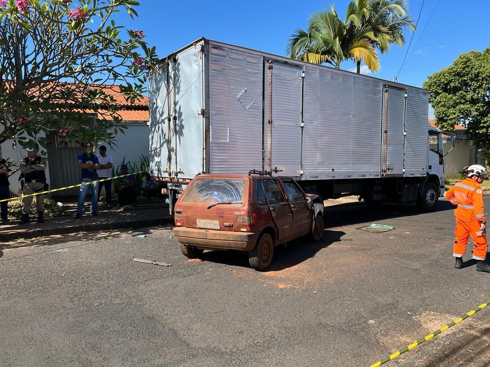 Motorista de carro morre após bater na traseira de caminhão de mudança em Uberlândia