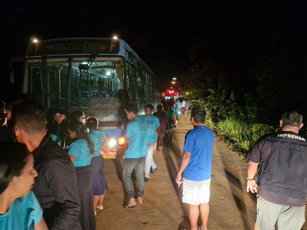 Grupo de pessoas estava indo para uma igreja no ônibus — Foto: Rede Amazônica/Dayane Leite
