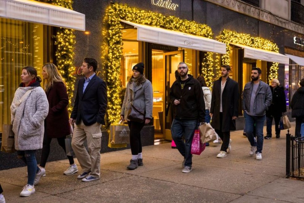 Compradores nas ruas de Chicago — Foto: GETTY via BBC