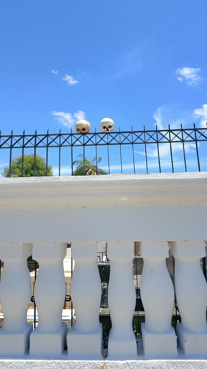 Crânios humanos são deixados expostos em grade do Cemitério Campo das Flores em Petrolina
