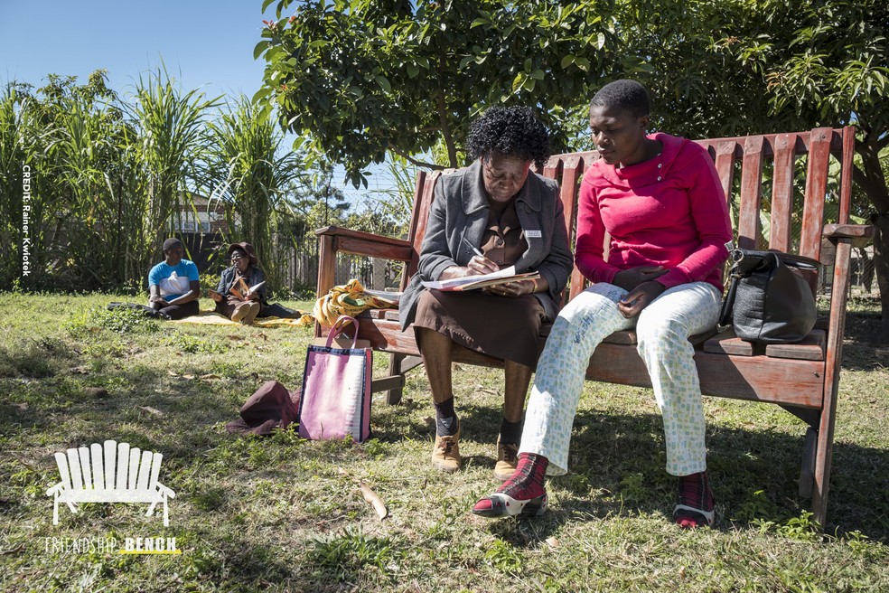 No Zimbabwe, os “bancos da amizade” podem servir, inclusive, para sessões terapêuticas — Foto: Divulgação