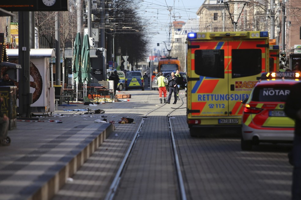 Equipes de emergência e da polícia respondem a atropelamento no centro de Mannheim, na Alemanha, em 3 de março de 2025. — Foto: Dieter Leder/DPA via AP