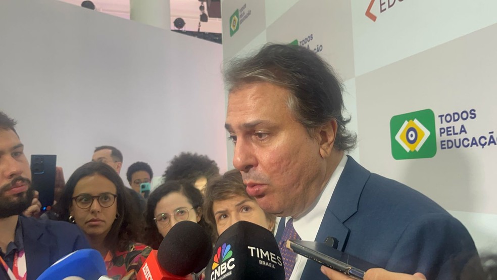 Ministro da Educação discute mensalidades de medicina
