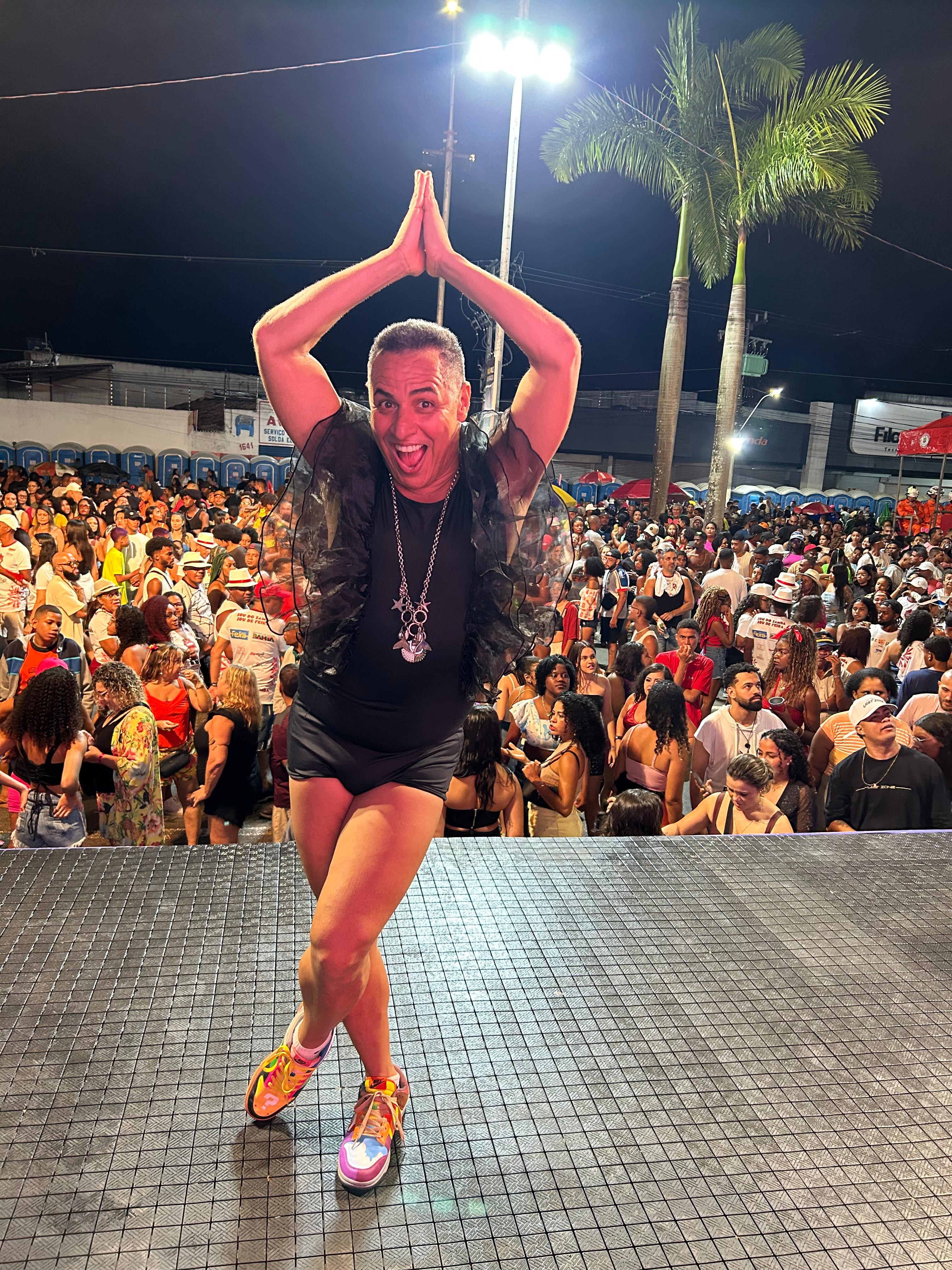 Conheça coreógrafo baiano prestigiado por Claudia Leitte e Léo Santana em micareta; cantores desceram de trio elétrico para dançar com Luciano Mello