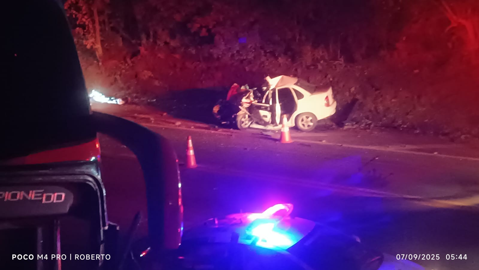 Acidente entre carro e ônibus de passageiros deixa mortos e feridos na Raposo Tavares em Itapetininga