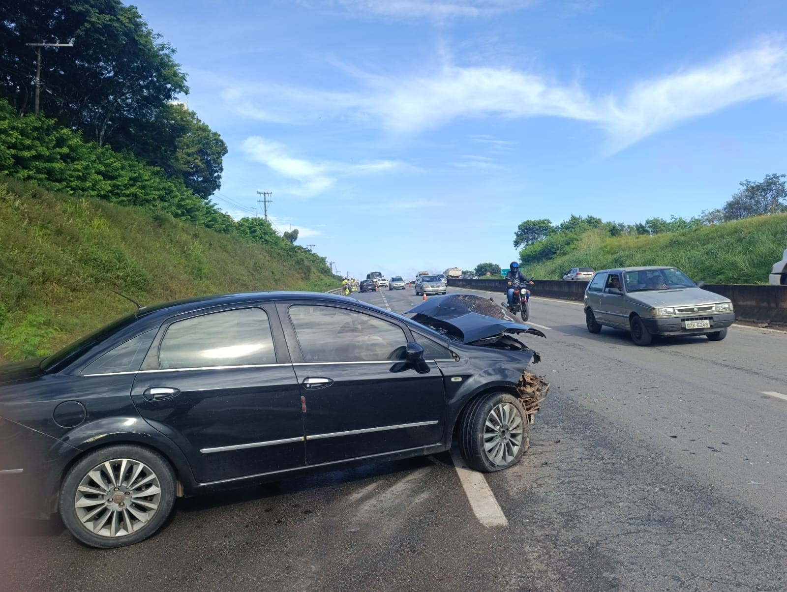 Motorista invade MG-050 e causa engavetamento que deixa três feridos em Divinópolis; motorista fugiu do local