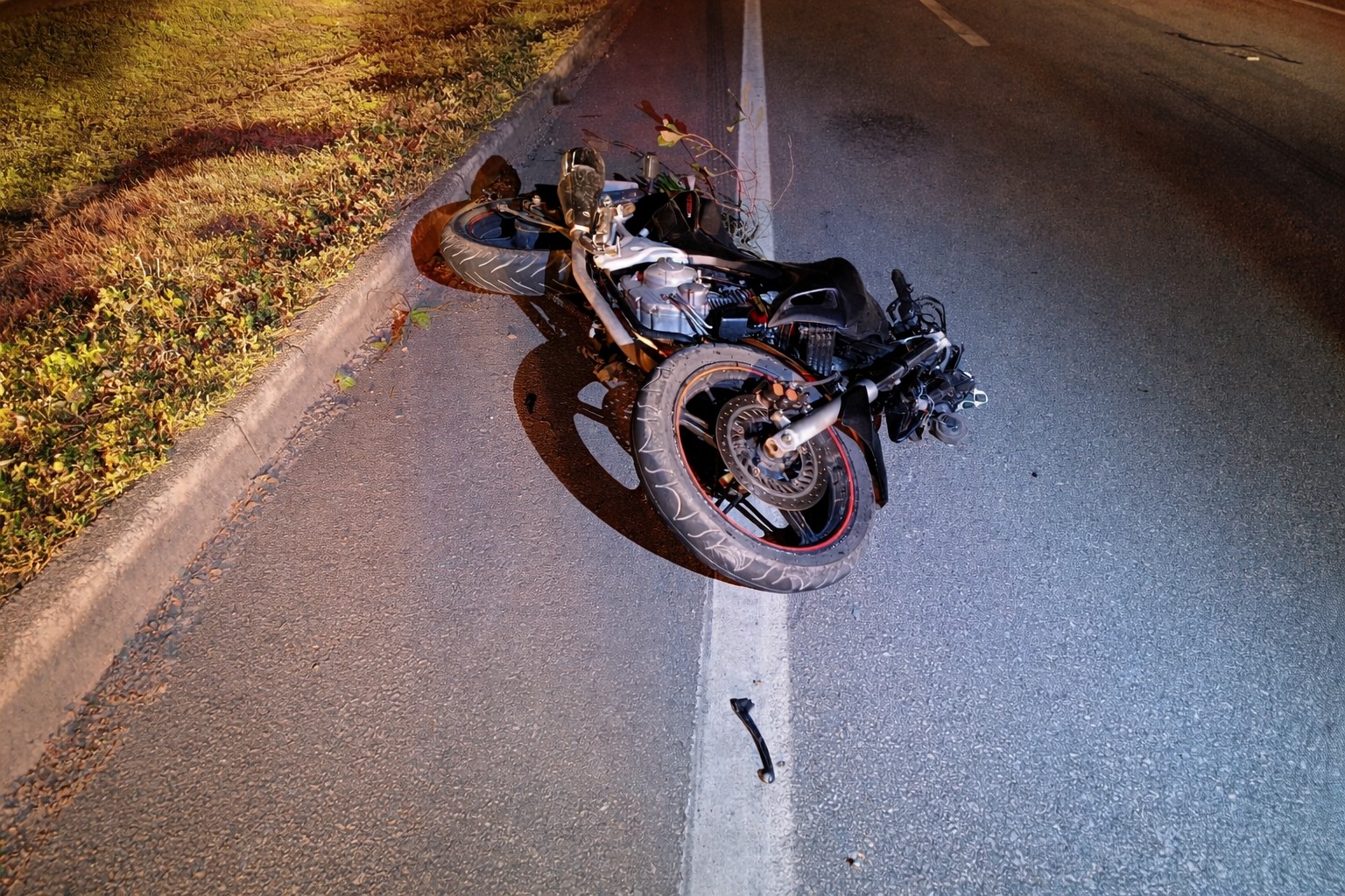 Moto atropela pedestre, tomba na BR-262 e deixa três feridos em Nova Serrana