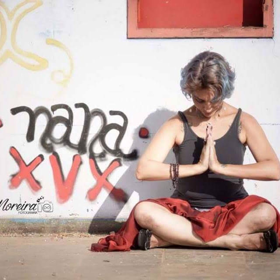 Nana Calimeris em posição de yoga — Foto: Márcia Moreira