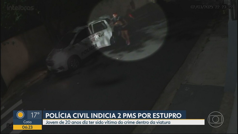 Imagens de circuito de segurança mostra os policiais colocando a jovem que alega ter sido estuprada dentro da viatura, após ela ter saído para pedir socorro em uma rua de São Bernardo do Campo, na Grande SP. | Foto: Reprodução/TV Globo