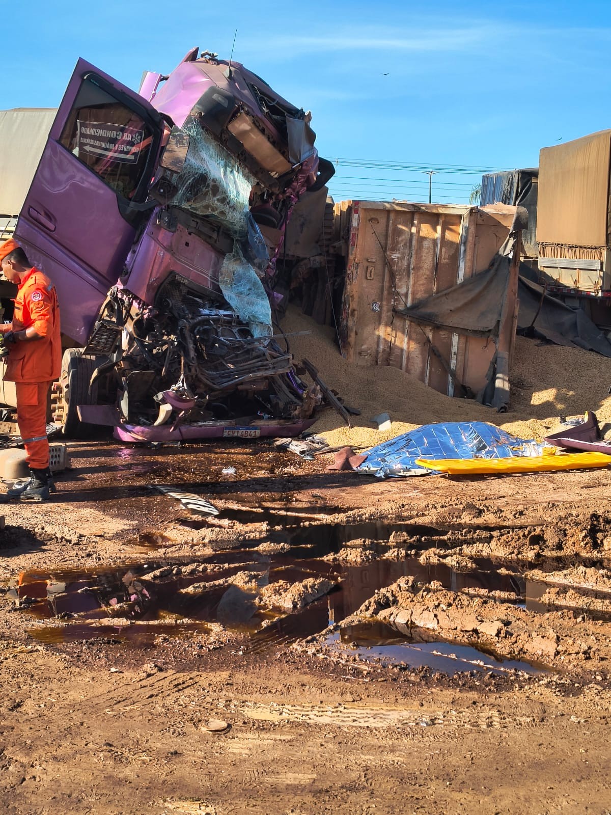 Colisão entre carretas deixa uma pessoa morta na BR-364 em RO