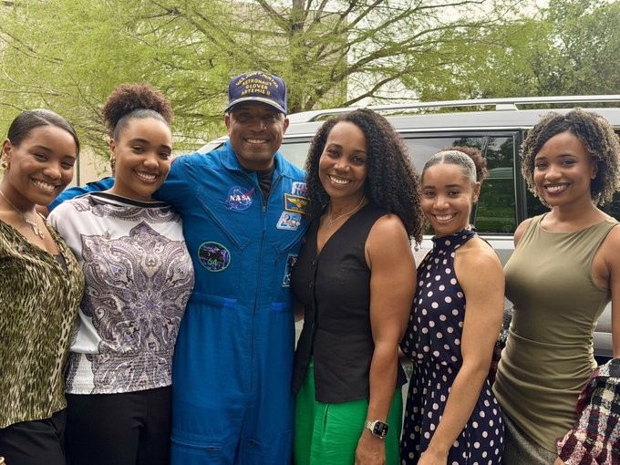 Astronauta Victor Glover celebra retorno e diz: “Missão cumprida”