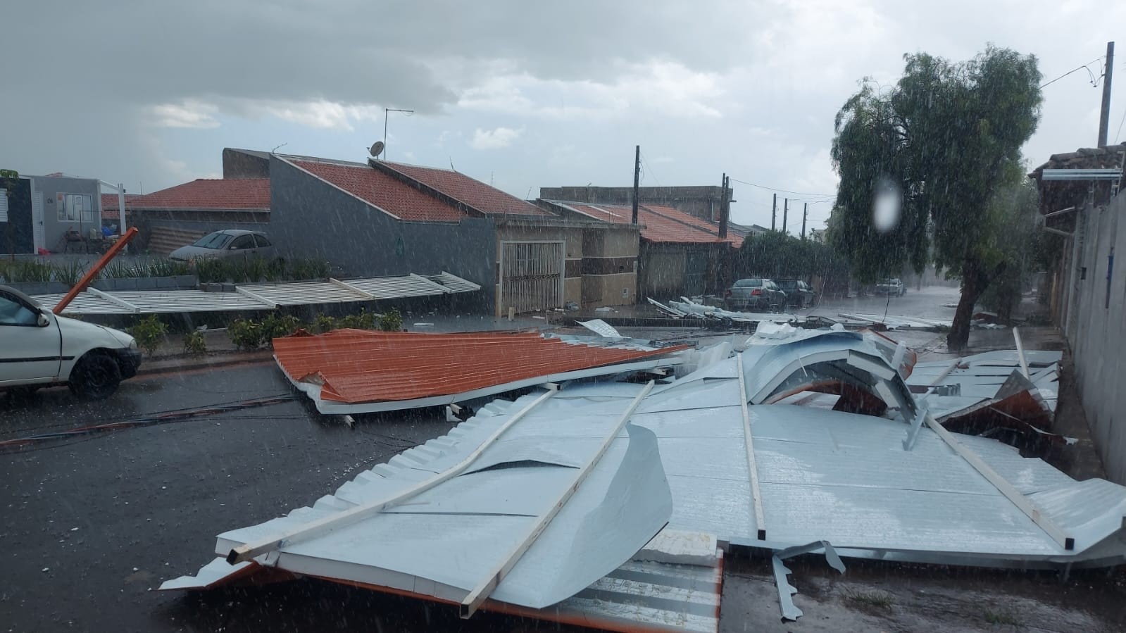 Elias Fausto registra rajadas de ventos de 70 km/h durante temporal que destelhou casas: 'fiquei em choque', diz morador  