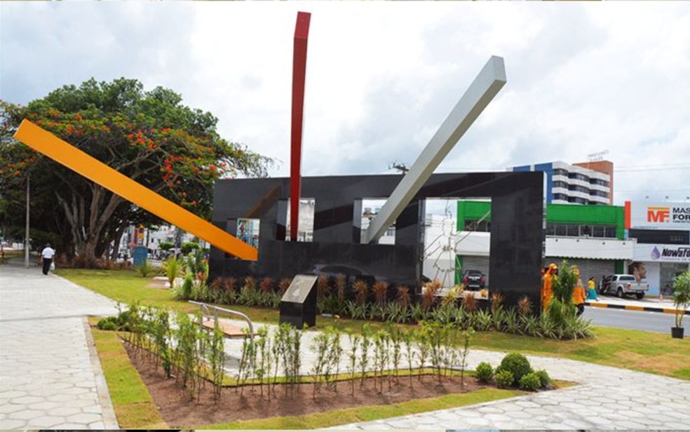 Monumento está Instalado no cruzamento entre as avenidas Maria Quitéria e Getúlio Vargas — Foto: Jorge Magalhães