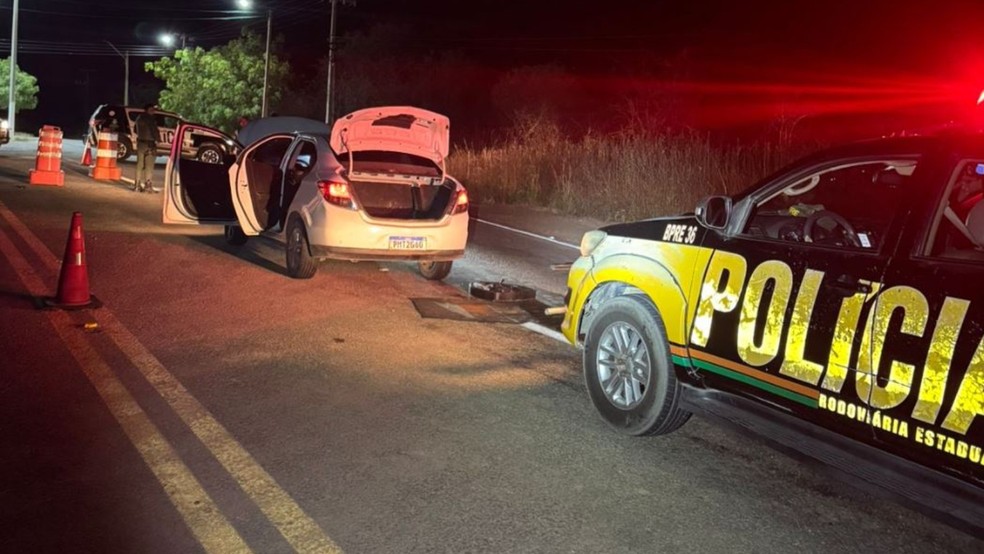 Tabletes de maconha estavam sendo transportados em dois carros que foram abordados pela polícia. — Foto: Polícia Militar/ Divulgação