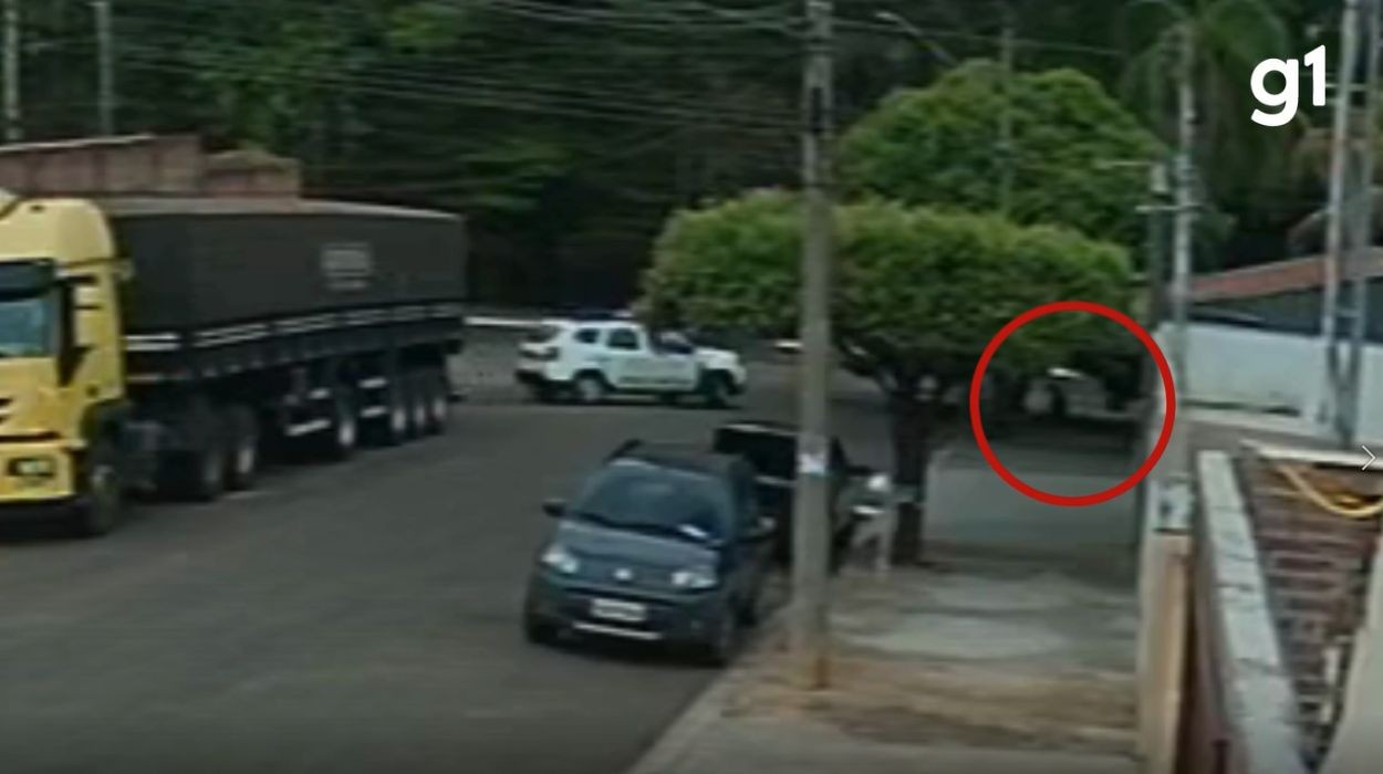 VÍDEO: Idoso fica ferido após cair de moto pilotada pelo neto durante perseguição policial