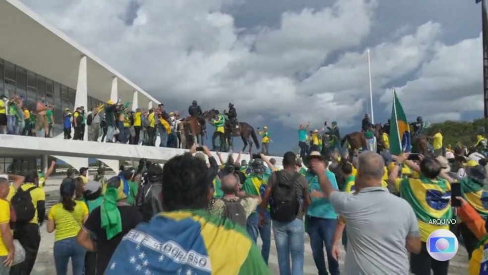 Polícia Federal prende 49 envolvidos no atentado contra a democracia de 8 de janeiro de 2023 — Foto: Jornal Nacional/ Reprodução