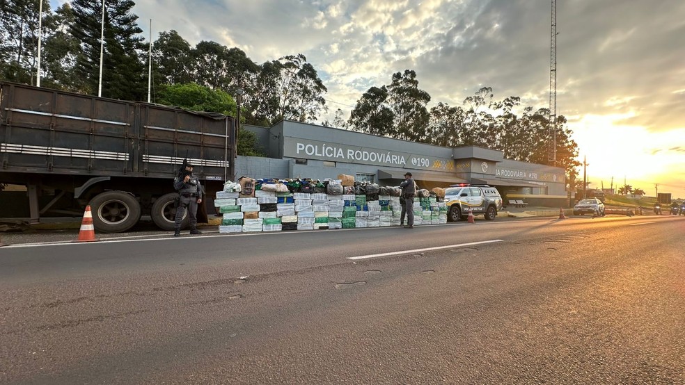 Polícia apreende grande quantidade de droga escondida em carga em Anhumas (SP) — Foto: Ronnie Keyson/ TV TEM