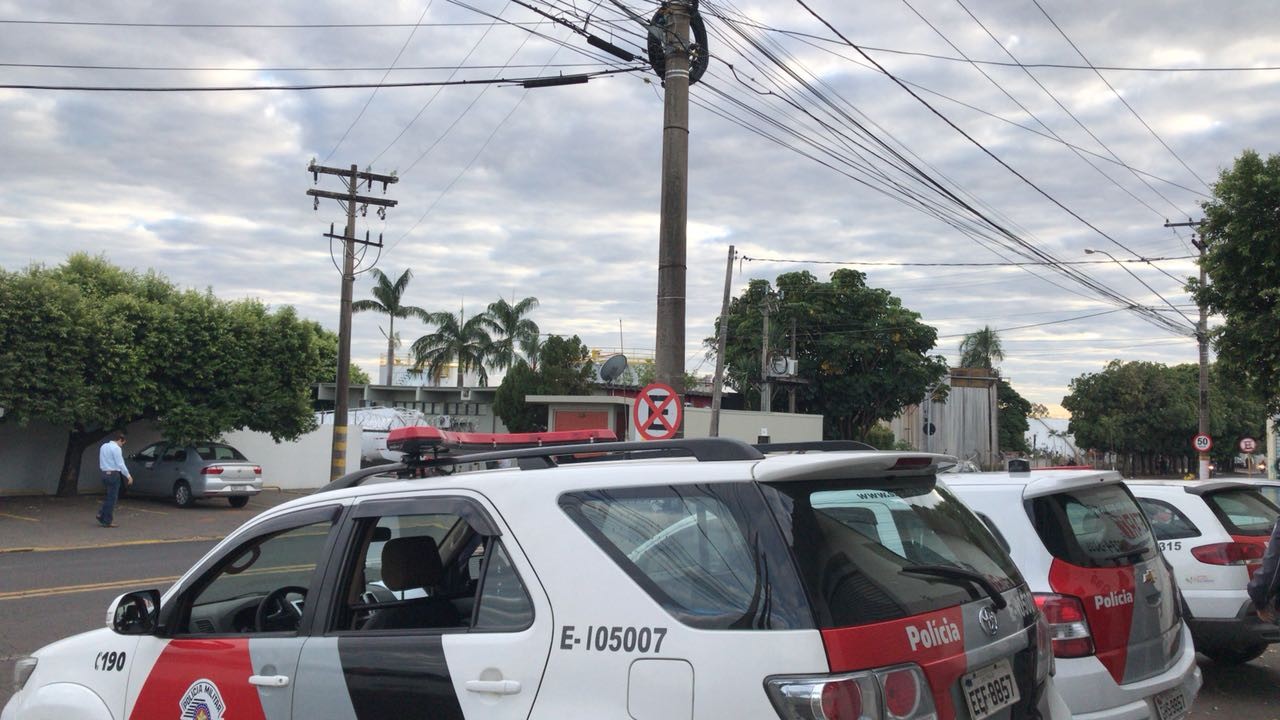 Briga entre cães termina com vizinhos feridos e animal esfaqueado em São José do Rio Preto