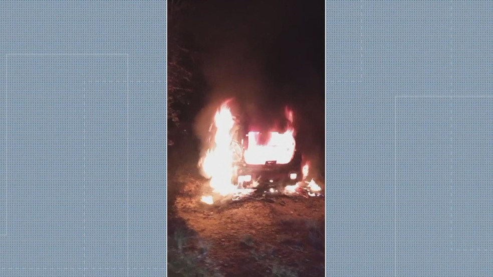 Carro de empresa de internet foi incendiado em Paracambi — Foto: Reprodução/ TV Globo