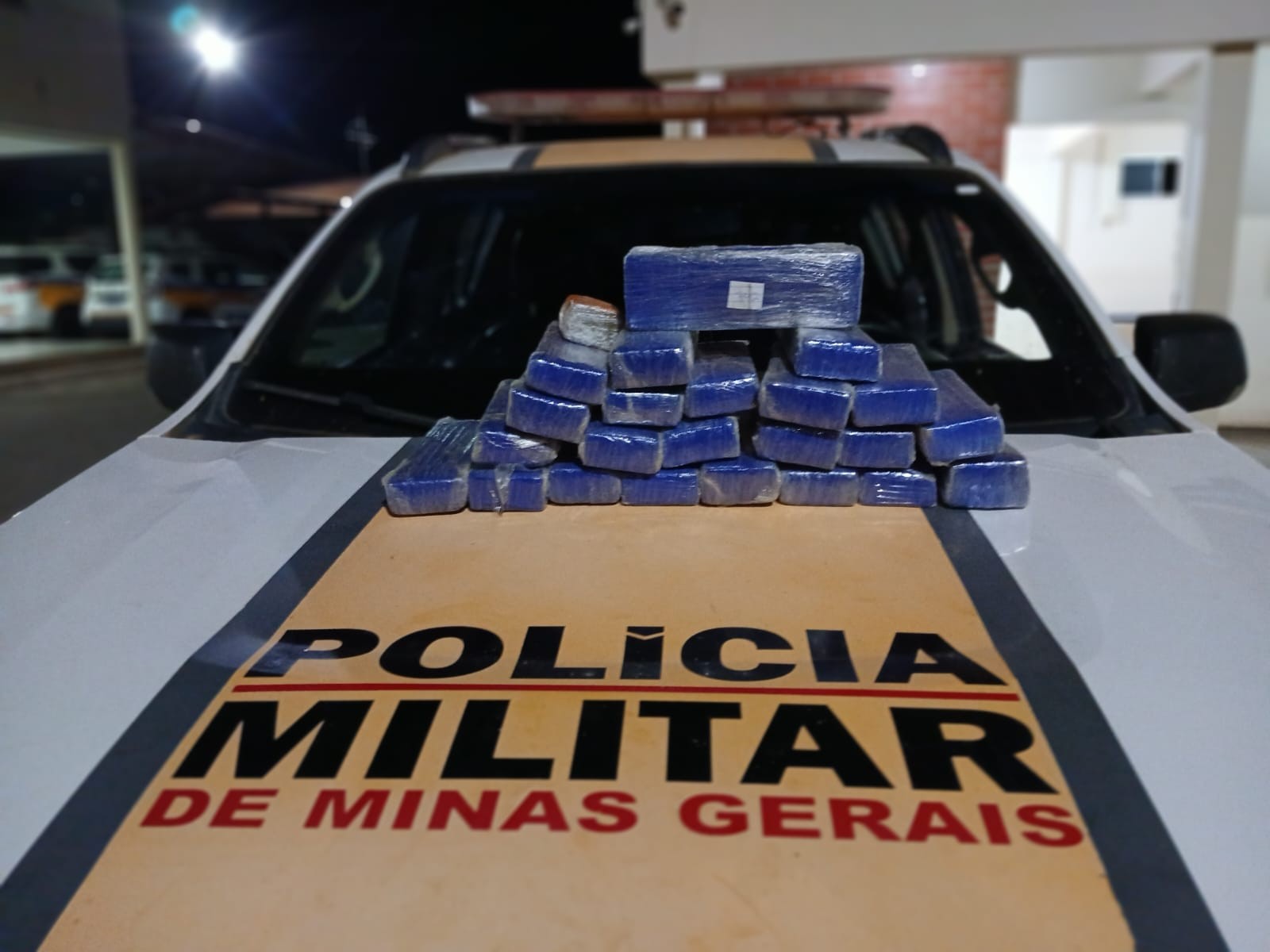 Polícia apreende carga de maconha em carro após motorista ser flagrado em zigue-zague na LMG-626