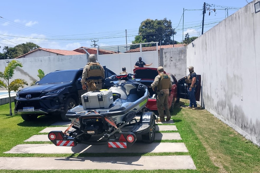 Mustafá estava foragido e foi localizado em casa, onde os policiais apreenderam um carro de luxo, uma moto aquática e celulares que serão usados nas investigações. — Foto: Divulgação/Polícia Civil do Maranhão