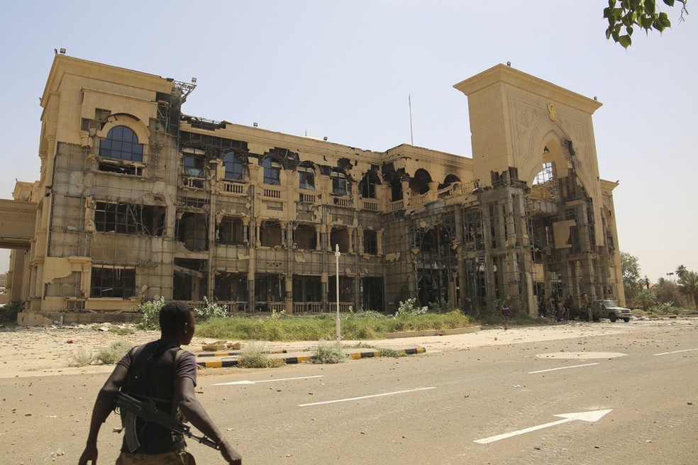 Fachada do Palácio Presidencial do Sudão completamente destruída. — Foto: AP Photo