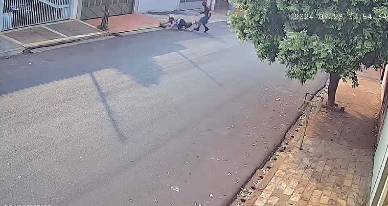 Mulher corre para fugir de assalto, cai na calçada e é arrastada em rua de Ribeirão Preto; VÍDEO