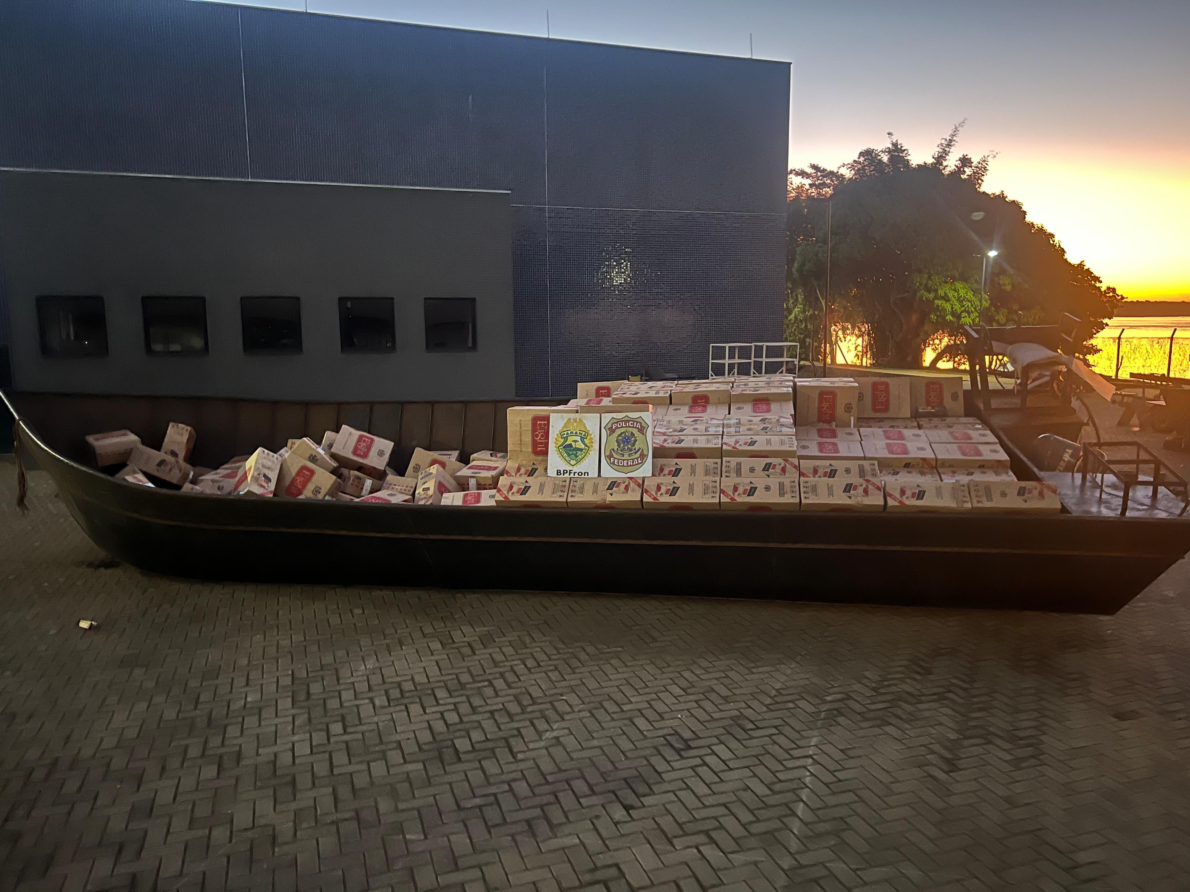 Homem é preso transportando caixas de cigarros contrabandeados em embarcação no Paraná