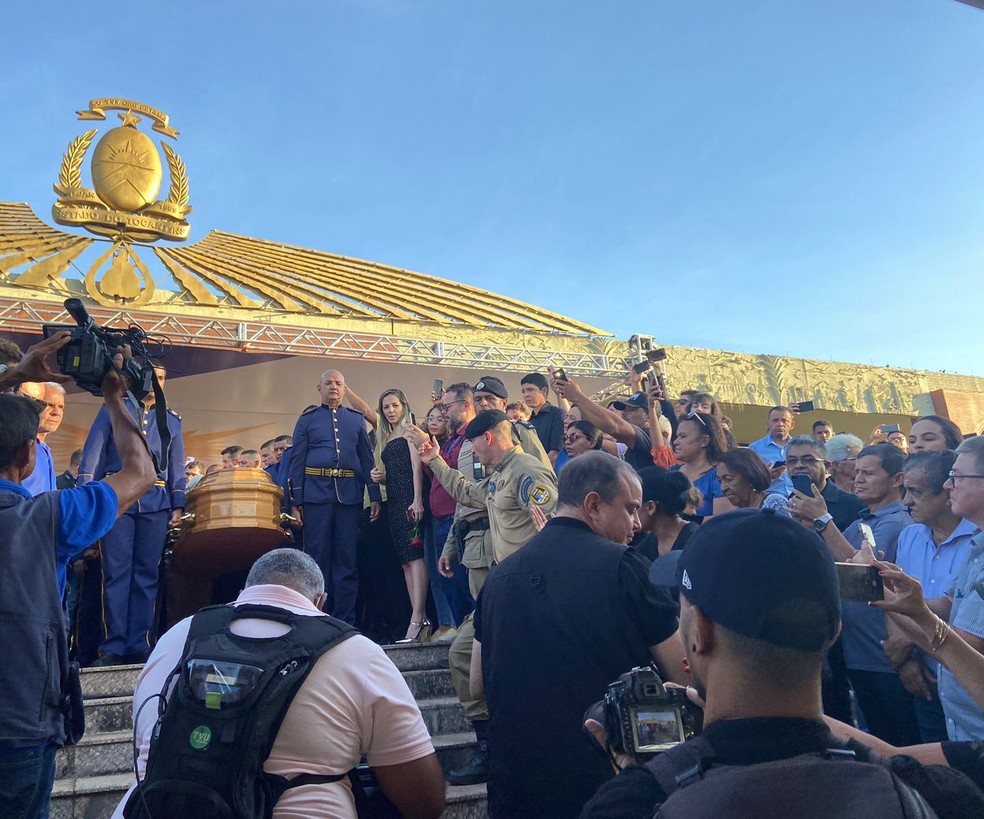 Caixão de Siqueira Campos é fechado para seguir ao cortejo fúnebre até o cemitério — Foto: Cintia Ribeiro Portilho/TV Anhanguera