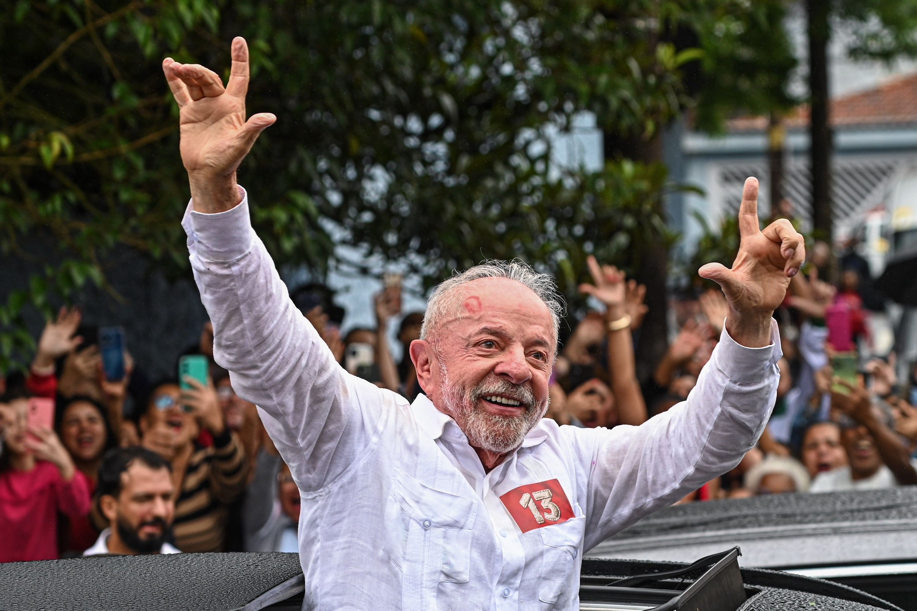 EWZ desaba 19% após reeleição de Lula; veja como fecharam dólar e Bolsa antes da eleição