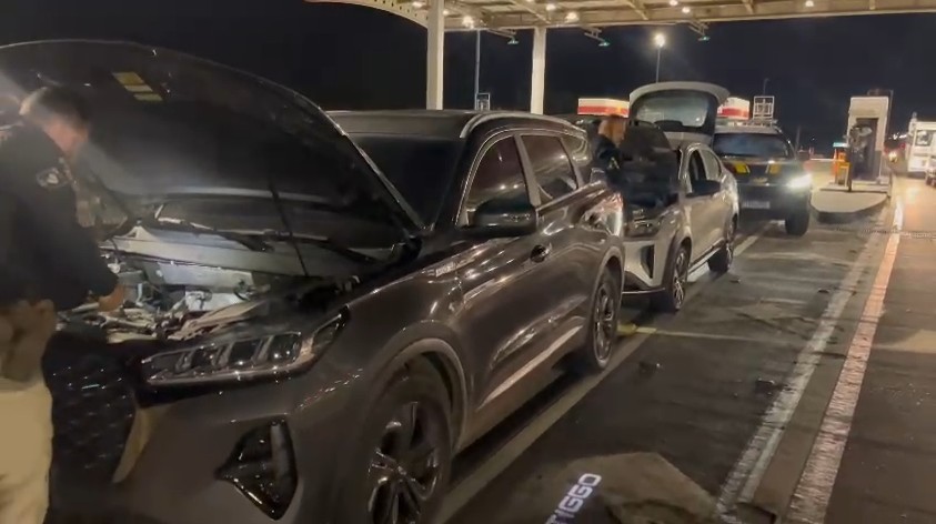 Irmãos são presos na Dutra, em Jacareí, com carros roubados no Rio de Janeiro