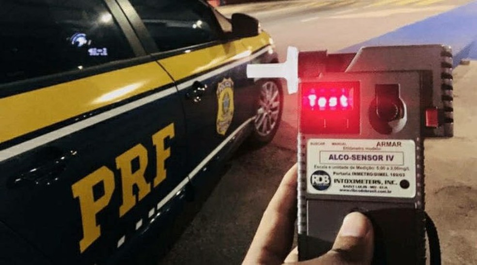Teste do "baf&ocirc;metro" identificou que motorista estava b&ecirc;bado &mdash; Foto: Divulga&ccedil;&atilde;o/PRF