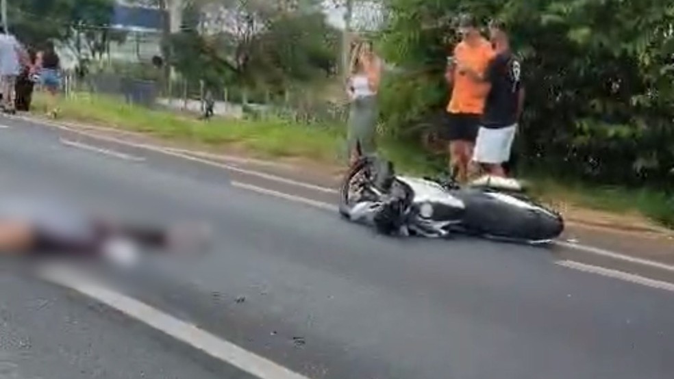 Jovem morre em acidente entre moto e caminhão na Rodovia Washington Luís (SP-310) em São José do Rio Preto (SP) — Foto: WhatsApp/Reprodução